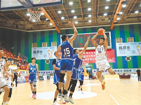 雙方球員為現(xiàn)場(chǎng)觀(guān)眾呈現(xiàn)了一場(chǎng)精彩賽事。