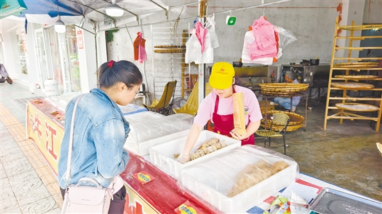 清明節(jié)臨近，市民購買燒餅。