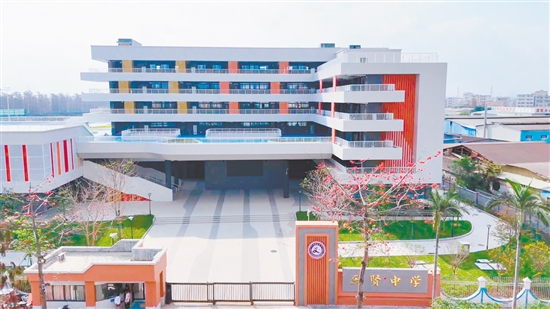 改造升級(jí)后的江海區(qū)樂(lè)賢中學(xué)（江海一中樂(lè)中校區(qū)）。