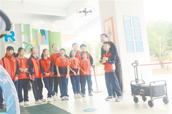 天鵝灣小學(xué)學(xué)生體驗(yàn)操控?zé)o人機(jī)。