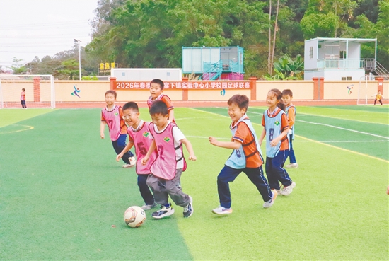 棠下實(shí)小開(kāi)展校園足球聯(lián)賽。