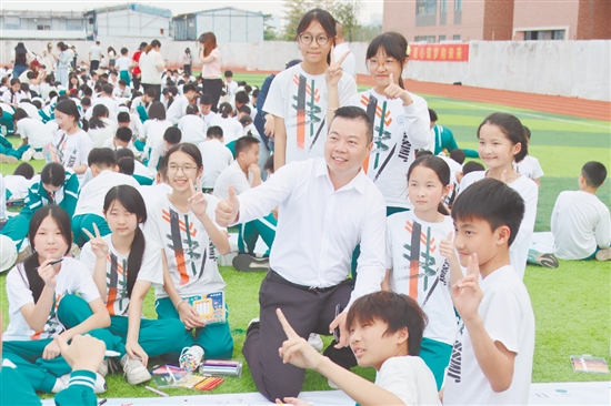 周全與學(xué)生打成一片。