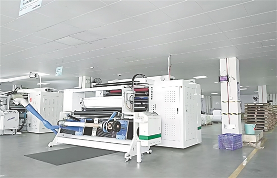 企業(yè)以創(chuàng)新為核心驅(qū)動力，深耕不干膠系列產(chǎn)品研發(fā)、生產(chǎn)與銷售，聚焦油性不干膠、水性不干膠及上光膜等細(xì)分賽道，憑借過硬的創(chuàng)新實(shí)力站穩(wěn)行業(yè)前沿。