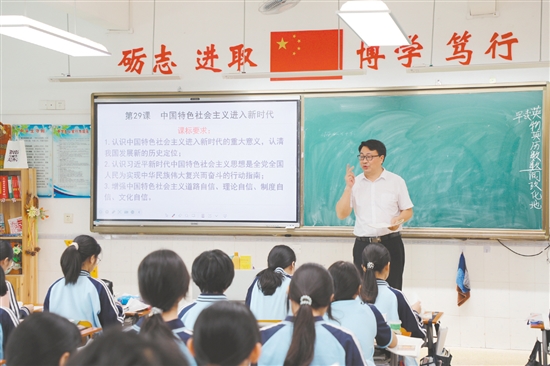 歐陽鐵樹正在給學(xué)生上課。