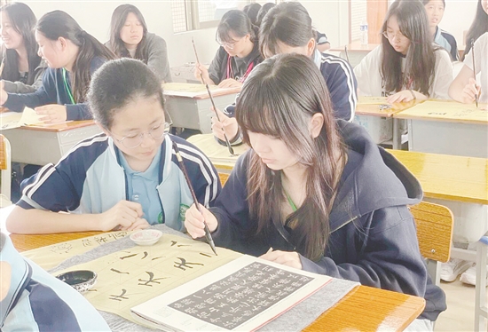 兩地師生交流毛筆字書(shū)寫(xiě)技巧。