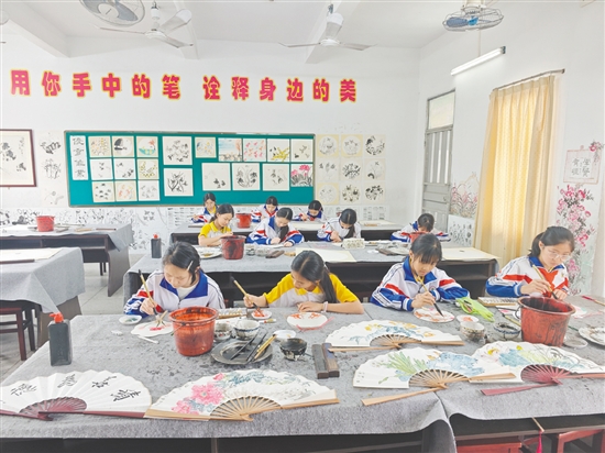 特沙小學(xué)水之韻藝社扎實開展藝術(shù)特色教育。