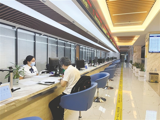 蓬江區(qū)行政服務中心提供“中午不打烊”延時服務，方便企業(yè)、群眾辦事。