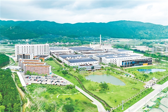捷德紡織（臺(tái)山）有限公司位于海宴鎮(zhèn)沙欄工業(yè)區(qū)，占地面積31.76萬(wàn)平方米，是一家集牛仔布研發(fā)和生產(chǎn)于一體的現(xiàn)代化企業(yè)。