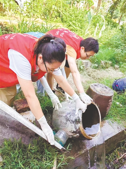 及時(shí)清理閑置容器的積水。