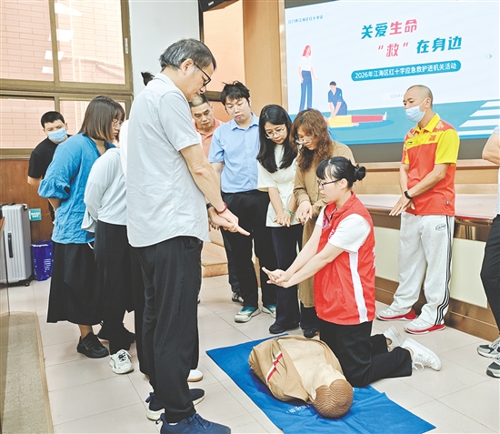 專業(yè)講師手把手指導(dǎo)學(xué)員進(jìn)行心肺復(fù)蘇按壓操作。