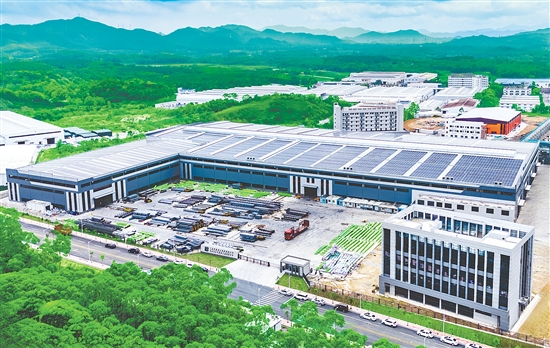 廣東東建重工科技有限公司作為三合鎮(zhèn)2026年新投產(chǎn)企業(yè)，項目總投資2.5億元，年產(chǎn)40000噸金屬建筑材料，達(dá)產(chǎn)后年產(chǎn)值超2.6億元。