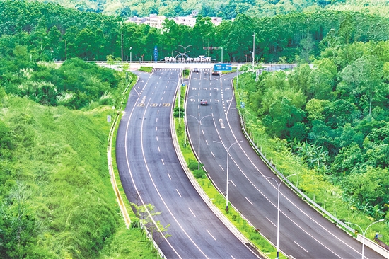 三合鎮(zhèn)出入口道路寬敞通暢，標(biāo)識清晰，方便居民與游客往來。