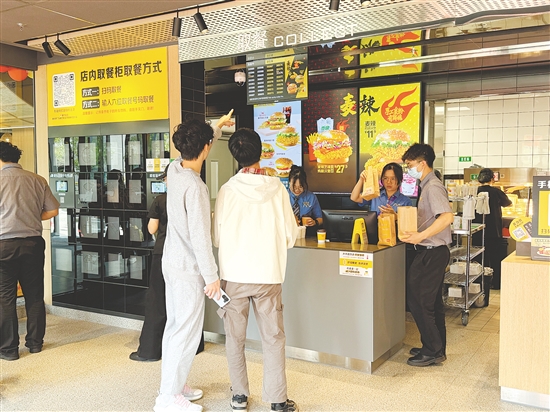 廣東南方職業(yè)學(xué)院南校區(qū)麥當(dāng)勞開業(yè)，吸引眾多學(xué)子前來。