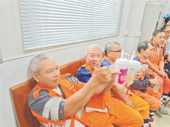 環(huán)衛(wèi)工人品嘗甘蔗凍茶飲后給出好評(píng)。