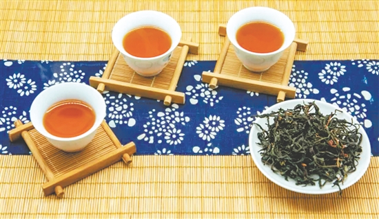 鶴山紅茶清香甘醇。