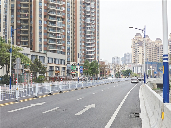 鶴山市十二號路消防大道段（財富廣場—過境公路）道路工程試通車，便利周邊居民出行。