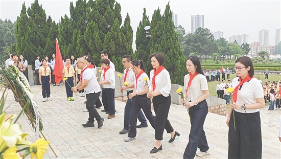沙坪街道第七小學組織師生徒步至鶴山市烈士陵園，把思政課堂從校園延伸至紅色教育基地。