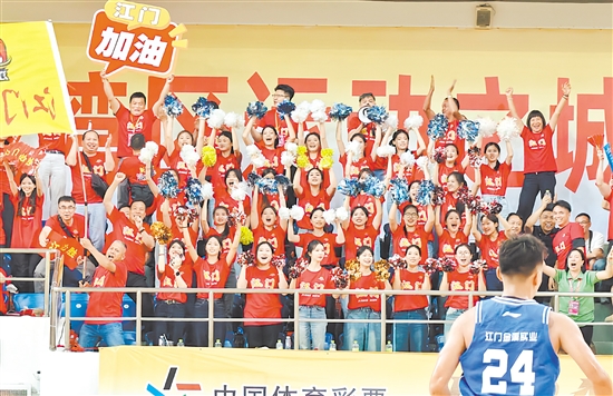 江門啦啦隊(duì)舞動旗幟，為江門隊(duì)加油鼓勁。