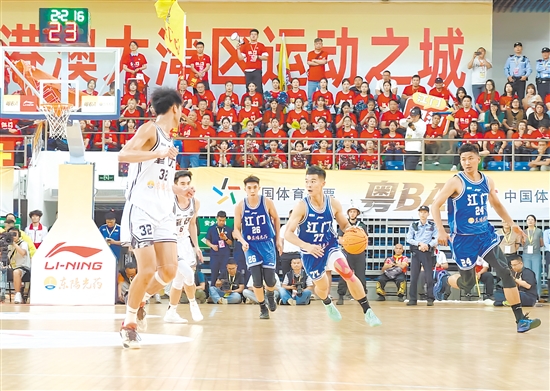 江門隊(duì)球員持球突進(jìn)，與肇慶隊(duì)球員攻防交錯。