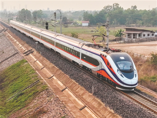4月13日，一列從中國昆明始發(fā)的中老鐵路國際旅客列車抵達(dá)老撾萬象（無人機(jī)照片）。新華社發(fā)