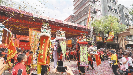 鶴山獅藝亮相深圳市寶安區(qū)西鄉(xiāng)北帝三月三廟會。