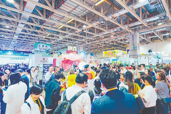 在第十四屆澳門(mén)旅博會(huì)上，眾多游客在了解僑鄉(xiāng)文旅。