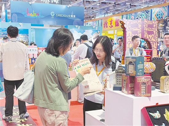 展位集中展示開平市60余款、超180件特色文創(chuàng)產(chǎn)品。