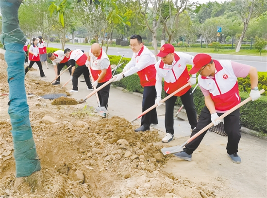 全國(guó)、省、江門(mén)市、開(kāi)平市四級(jí)“身邊好人”、文明家庭、文明單位代表以及志愿者參加義務(wù)植樹(shù)活動(dòng)，傳播生態(tài)文明新風(fēng)尚，以實(shí)際行動(dòng)為“綠美開(kāi)平”增添新綠。