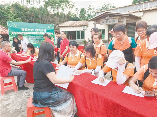 活動(dòng)現(xiàn)場(chǎng)舉行茶企就業(yè)對(duì)接會(huì)，吸引不少群眾參與。