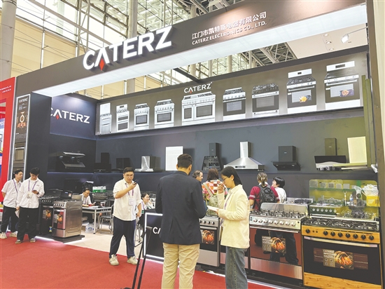 江海企業(yè)在本屆廣交會(huì)中的參展規(guī)模再創(chuàng)新高。圖為江門市凱特斯電器有限公司展位。