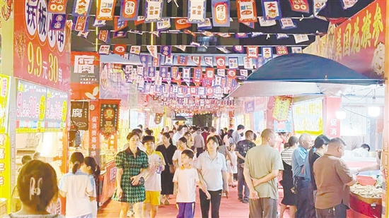 嘉年華現(xiàn)場(chǎng)匯聚了大鰲本土美食和全國(guó)各地特色小吃，滿足不同人群的味蕾需求。