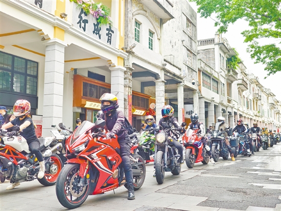 4月初，江門機(jī)車大巡游上，來自大灣區(qū)的摩友駕駛100余輛各式酷炫機(jī)車列隊(duì)出征。郭永樂