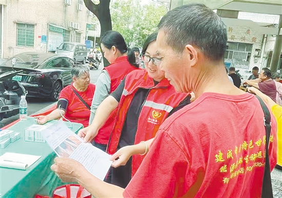 鶴山市通過線上線下多渠道宣傳，普及“清積水、滅蚊蟲、防疾病”相關(guān)知識。