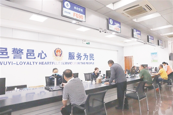 該中心全面推行“一窗通辦”服務(wù)，群眾只需前往一個(gè)綜合窗口，即可辦理出入境、治安、車管等多項(xiàng)業(yè)務(wù)。