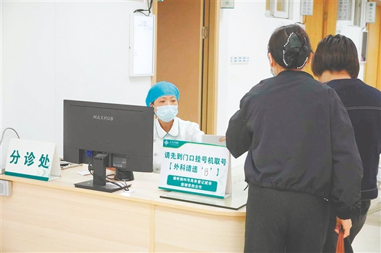 在普外科候診區(qū)，甲狀腺結(jié)節(jié)患者排隊看診。