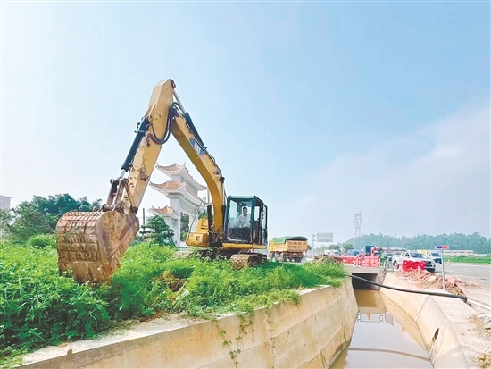 此次攻堅行動，開平市明確提出“山邊生態(tài)化、水邊風景化、路邊秩序化、鎮(zhèn)村邊整潔化、景區(qū)邊融合化”的差異化目標。