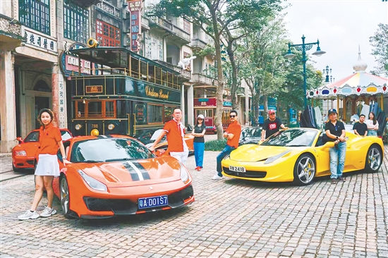 車手們在赤坎華僑古鎮(zhèn)感受百年古埠魅力，領(lǐng)略世遺風(fēng)采。