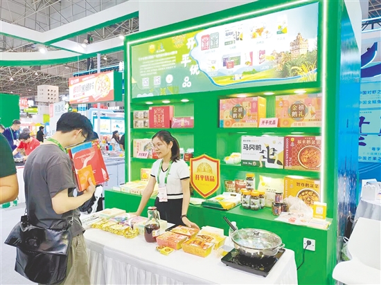 工作人員向客商介紹產(chǎn)品的原料來源、制作工藝及食用方法。