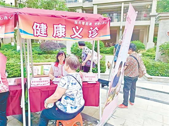 義診區(qū)為群眾提供健康咨詢、慢性病調(diào)理指導等服務。