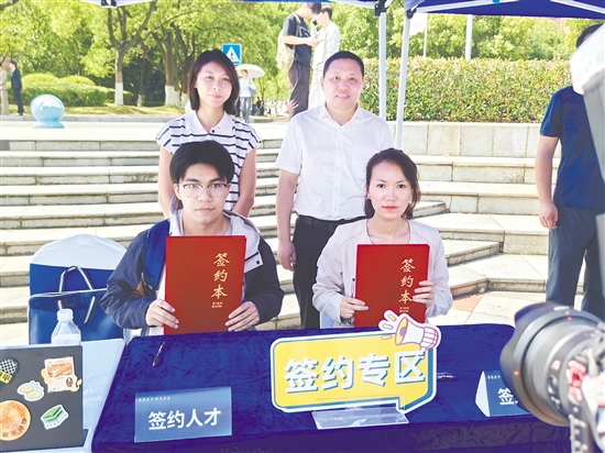 中車廣東公司與江西學子現(xiàn)場簽約。
