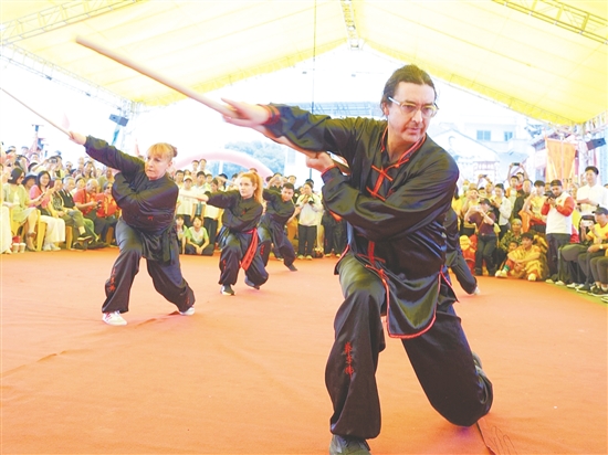 活動(dòng)現(xiàn)場(chǎng)，“洋弟子”帶來(lái)的武術(shù)展演剛勁有力、氣勢(shì)如虹。