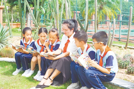 在臺山市新寧小學(xué)，老師與學(xué)生們圍坐校園一隅，共享閱讀的美好時(shí)光。