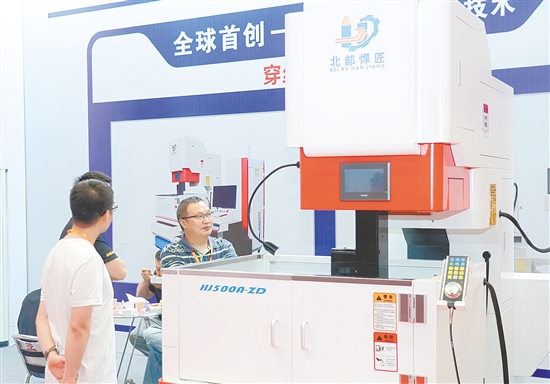 北部悍匠的自動穿絲中走絲機床吸引了不少技術(shù)愛好者前來觀摩。