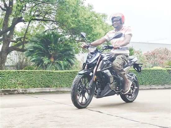 西非客商來到鶴山摩托車企業(yè)廠區(qū)，認(rèn)真地進行樣車測試。