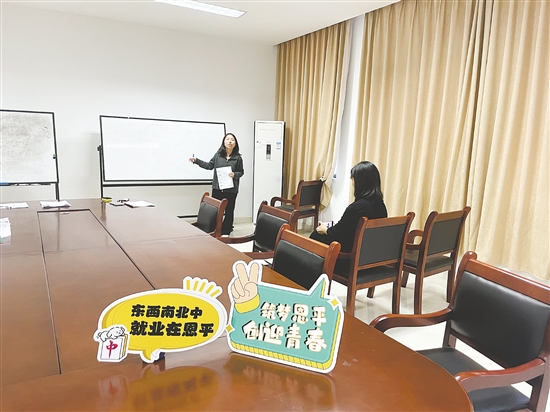面試教師崗位的畢業(yè)生參加試講。