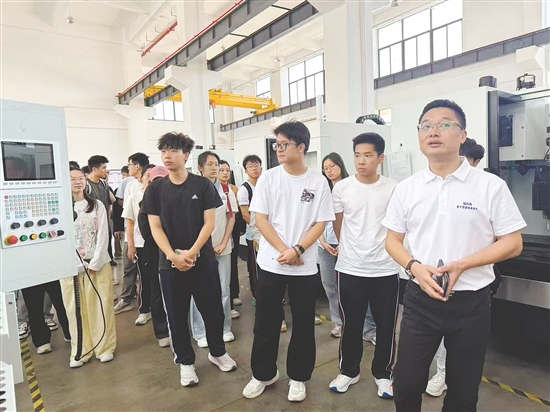 研學(xué)團(tuán)隊(duì)走進(jìn)恩平重點(diǎn)企業(yè)參觀生產(chǎn)車間、技術(shù)研發(fā)中心等。