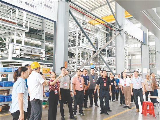 大槐鎮(zhèn)各級人大代表走進企業(yè)開展視察活動，幫助企業(yè)解決難題，助力打造更優(yōu)營商環(huán)境。
