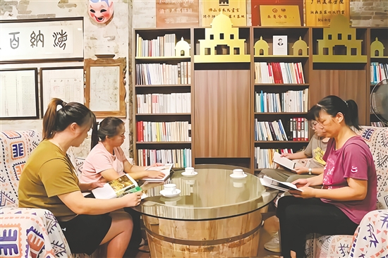 塘口鎮(zhèn)碉民部落民宿“無(wú)負(fù)今日”書房營(yíng)造沉浸式閱讀氛圍。