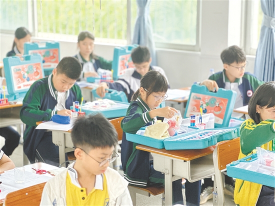 來(lái)自開平市各中小學(xué)的1500多名學(xué)生同臺(tái)競(jìng)技，參與編程、機(jī)器人、科學(xué)實(shí)驗(yàn)等項(xiàng)目的比拼。