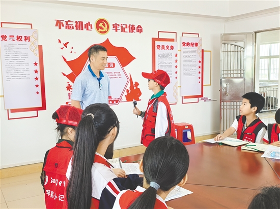 小記者采訪水利工作人員，了解新會(huì)水利發(fā)展情況。